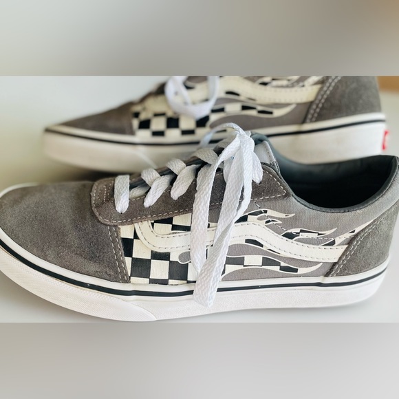 VANS—YOUTH SIZE 6–UNISEX—GREAT CONDITION-GRAY & WHITE CHECK W FLAMES—CLASSIC - Picture 10 of 15